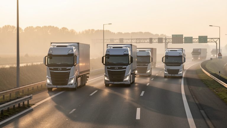 Convoi de camions poids lourds modernes circulant sur une autoroute européenne, ambiance professionnelle et contrôle logistique discret dans un style photographique réaliste.